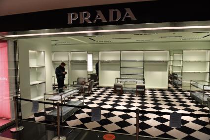 Москва.  Бутик Prada в ЦУМе, закрытый с 6 марта по техническим причинам. Prada приостановил продажи в России из-за военной спецоперации РФ на Украине.