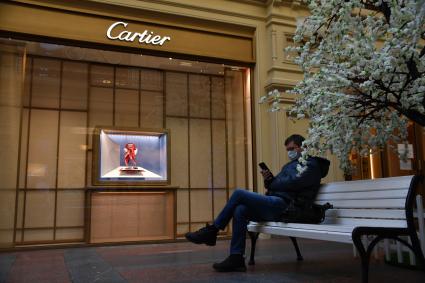 Москва. Закрытый ювелирный магазин Cartier в ГУМе. Cartier приостановил продажи в России из-за военной спецоперации РФ на Украине.