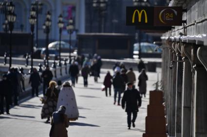 Москва. Вывеска ресторана быстрого питания `Макдоналдс` 24 часа. McDonald’s приостановливает работу нескольких филиалов в России из-за военной спецоперации РФ на Украине.