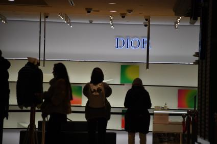 Москва. Люди стоят у закрытого бутика Dior в ЦУМе. Dior приостановил продажи в России из-за военной спецоперации РФ на Украине.