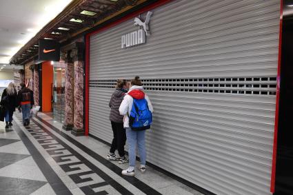 Москва. Закрытый магазин Puma в ТЦ. Puma приостановила продажи в России из-за военной спецоперации РФ на Украине.