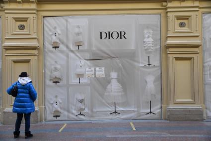 Москва. Девушка смотрит на закрытый бутик Dior. Dior приостановил продажи в России из-за военной спецоперации РФ на Украине.