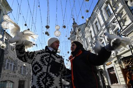 Москва. Молодые люди с белыми голубями на Никольской улице.