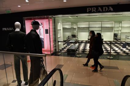 Москва. Бутик Prada в ЦУМе, закрытый с 6 марта по техническим причинам. Prada приостановил продажи в России из-за военной спецоперации РФ на Украине.