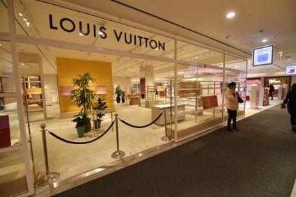 Москва. Закрытый бутик Louis Vuitton ЦУМ. Louis Vuitton приостановил продажи в России из-за военной спецоперации РФ на Украине.