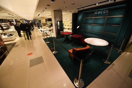 Москва. Бутик Gucci в ЦУМе, закрытый с 5 марта по техническим причинам . Gucci приостановил продажи в России из-за военной спецоперации РФ на Украине.