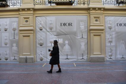 Москва. Девушка идет мимо закрытого бутика Dior. Dior приостановил продажи в России из-за военной спецоперации РФ на Украине.