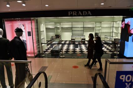 Москва.  Бутик Prada в ЦУМе, закрытый с 6 марта по техническим причинам. Prada приостановил продажи в России из-за военной спецоперации РФ на Украине.