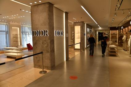 Москва. Закрытый бутик Dior в ЦУМе. Dior приостановил продажи в России из-за военной спецоперации РФ на Украине.