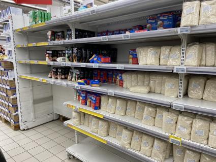 Москва. Полки с рисом в продуктовом магазине.