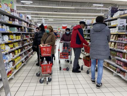 Москва. Покупатели с тележками в продуктовом магазине.