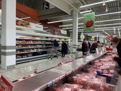 Москва. Мясной отдел в продуктовом магазине.