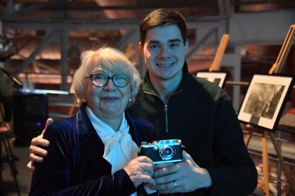 Москва.  Дочь фотографа Евгения Халдея Анна на выставке `105 лет со дня рождения фотографа Евгения Халдея` в Еврейском музее и центре толерантности.