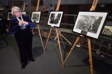 Москва. Дочь фотографа Евгения Халдея Анна на выставке `105 лет со дня рождения фотографа Евгения Халдея` в Еврейском музее и центре толерантности.