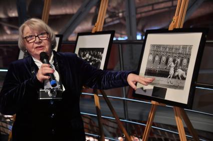 Москва. Дочь фотографа Евгения Халдея Анна на выставке `105 лет со дня рождения фотографа Евгения Халдея` в Еврейском музее и центре толерантности.