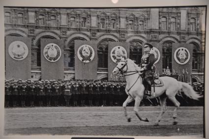 Москва.  Фотография `Маршал Георгий Жуков`  на выставке `105 лет со дня рождения фотографа Евгения Халдея` в Еврейском музее и центре толерантности.