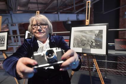 Москва. Дочь фотографа Евгения Халдея Анна на выставке `105 лет со дня рождения фотографа Евгения Халдея` в Еврейском музее и центре толерантности.