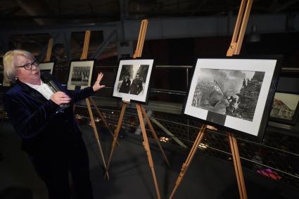 Москва. Дочь фотографа Евгения Халдея Анна на выставке `105 лет со дня рождения фотографа Евгения Халдея` в Еврейском музее и центре толерантности.