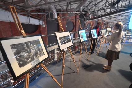 Москва.  Посетители  на выставке `105 лет со дня рождения фотографа Евгения Халдея` в Еврейском музее и центре толерантности.