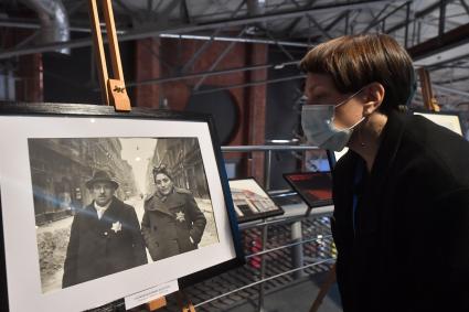 Москва.  Посетители  на выставке `105 лет со дня рождения фотографа Евгения Халдея` в Еврейском музее и центре толерантности.