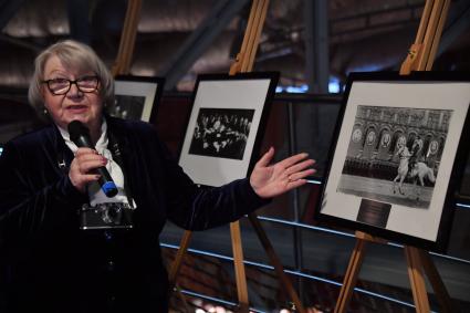 Москва. Дочь фотографа Евгения Халдея Анна на выставке `105 лет со дня рождения фотографа Евгения Халдея` в Еврейском музее и центре толерантности.