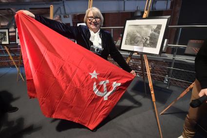 Москва. Дочь фотографа Евгения Халдея Анна на выставке `105 лет со дня рождения фотографа Евгения Халдея` в Еврейском музее и центре толерантности.