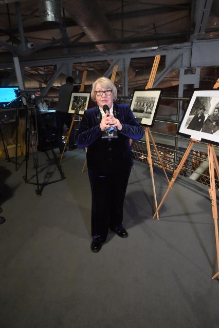 Москва. Дочь фотографа Евгения Халдея Анна на выставке `105 лет со дня рождения фотографа Евгения Халдея` в Еврейском музее и центре толерантности.