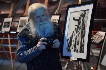 Москва.  Посетители  на выставке `105 лет со дня рождения фотографа Евгения Халдея` в Еврейском музее и центре толерантности.