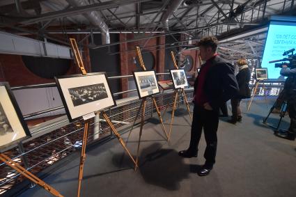 Москва.  Посетители  на выставке `105 лет со дня рождения фотографа Евгения Халдея` в Еврейском музее и центре толерантности.