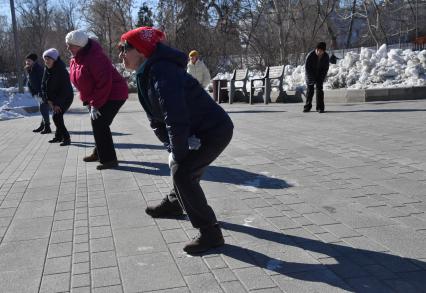 Москва. Группа женщин пенсионного возраста проводит занятия физкультурой на свежем воздухе в рамках проекта \"Московское долголетие\" в одном из парков города.