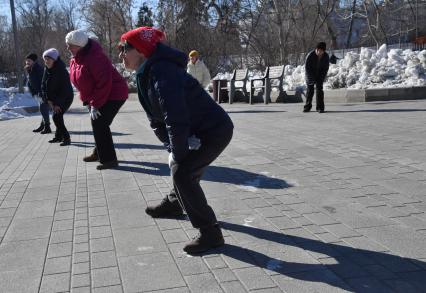 Москва.  Группа женщин пенсионного возраста проводит занятия физкультурой на свежем воздухе   в рамках проекта  \"Московское долголетие\" в одном из парков города.