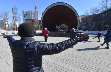 Москва.  Группа женщин пенсионного возраста проводит занятия физкультурой на свежем воздухе   в рамках проекта  \"Московское долголетие\" в одном из парков города.