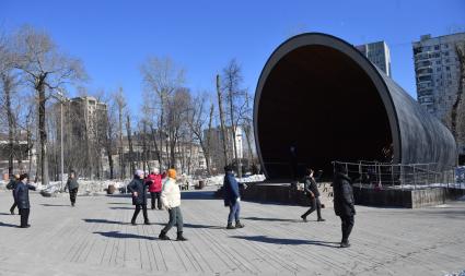 Москва.  Группа женщин пенсионного возраста проводит занятия физкультурой на свежем воздухе   в рамках проекта  \"Московское долголетие\" в одном из парков города.