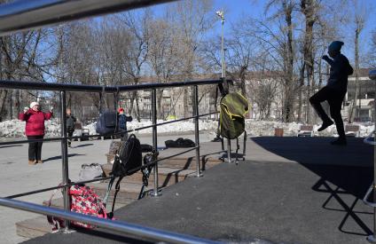 Москва.  Группа женщин пенсионного возраста проводит занятия физкультурой на свежем воздухе   в рамках проекта  \"Московское долголетие\" в одном из парков города.