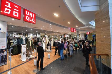 Москва. Очередь на вход в магазин Uniqlo в ТРЦ `Афимолл Сити`. Японская компания Uniqlo приостанавливает работу на территории России.