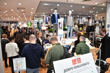 Москва. Посетители в магазине Uniqlo в ТРЦ `Афимолл Сити`. Японская компания Uniqlo приостанавливает работу на территории России.