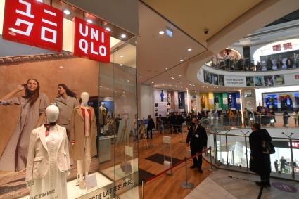 Москва. Очередь на вход в магазин Uniqlo в торговом центре `Атриум`. Японская компания Uniqlo приостанавливает работу на территории России.