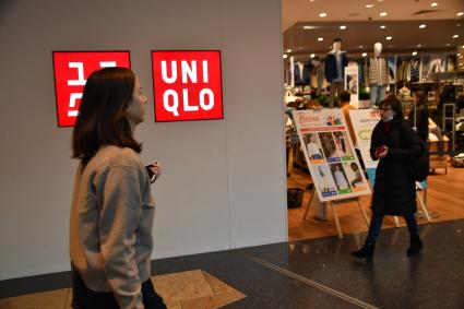 Москва. Посетители в магазине Uniqlo в ТРЦ `Афимолл Сити`. Японская компания Uniqlo приостанавливает работу на территории России.