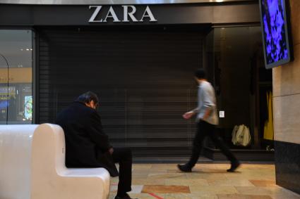 Москва. Закрытый магазин одежды Zara в ТРЦ `Афимолл Сити`. Магазины Zara приостановили продажи в России из-за военной спецоперации РФ на Украине.