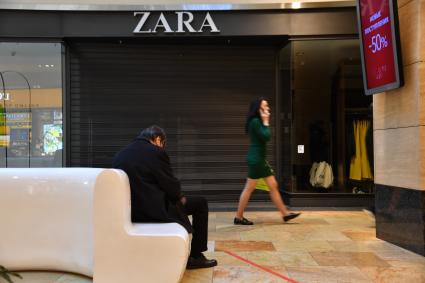 Москва. Закрытый магазин одежды Zara в ТРЦ `Афимолл Сити`. Магазины Zara приостановили продажи в России из-за военной спецоперации РФ на Украине.