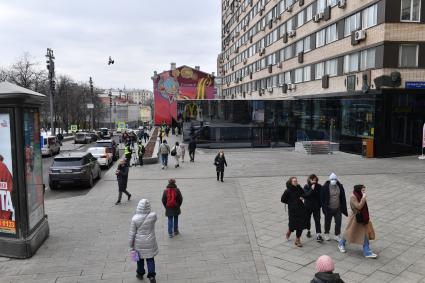 Москва.   Прохожие у  ресторана Макдональдс на Тверской улице накануне его закрытия.  Рестораны быстрого питания `Макдональдс   приостановливают работу  в России из-за военной спецоперации РФ на Украине.