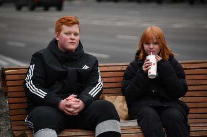 Москва.   Посетители у ресторана  Макдональдс на Тверской улице накануне его закрытия.  Рестораны быстрого питания `Макдональдс   приостановливают работу  в России из-за военной спецоперации РФ на Украине.