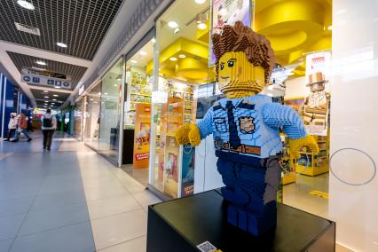 Челябинск. Магазин Lego в торговом центре. Магазины Lego приостанавливают работу на территории России.