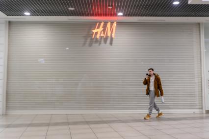 Челябинск. Закрытый магазин одежды H&M в торговом центре. Магазины H&M приостановили продажи в России из-за военной спецоперации РФ на Украине.