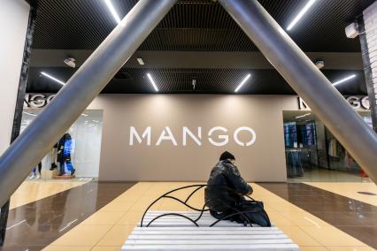 Челябинск. Закрытый магазин одежды Mango в торговом центре. Магазины Mango приостановили продажи в России из-за военной спецоперации РФ на Украине.