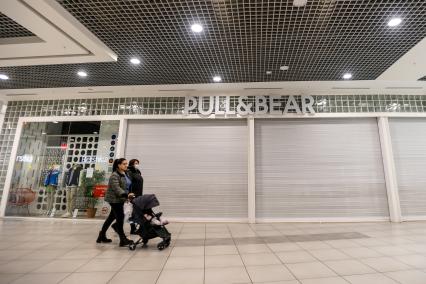 Челябинск. Закрытый магазин Pull & Bear в торговом центре. Магазины Pull & Bear приостановили продажи в России из-за военной спецоперации РФ на Украине.