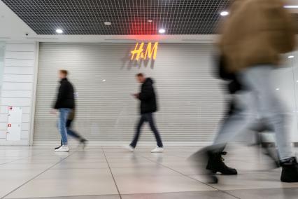 Челябинск. Закрытый магазин одежды H&M в торговом центре. Магазины H&M приостановили продажи в России из-за военной спецоперации РФ на Украине.