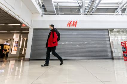 Челябинск. Закрытый магазин одежды H&M в торговом центре. Магазины H&M приостановили продажи в России из-за военной спецоперации РФ на Украине.