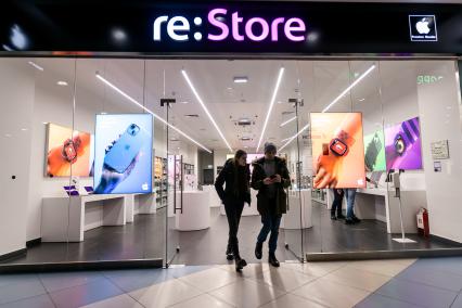 Челябинск. Люди у входа в фирменный магазин техники Apple re:Store в торговом центре. Магазины re:Store приостанавливают работу на территории России.