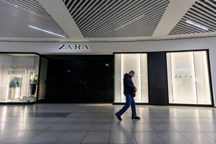 Челябинск. Закрытый магазин одежды Zara в торговом центре. Магазины Zara приостановили продажи в России из-за военной спецоперации РФ на Украине.